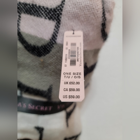 NWT Victoria's Secret Luxurious Super Soft Throw - Picture 5 of 10